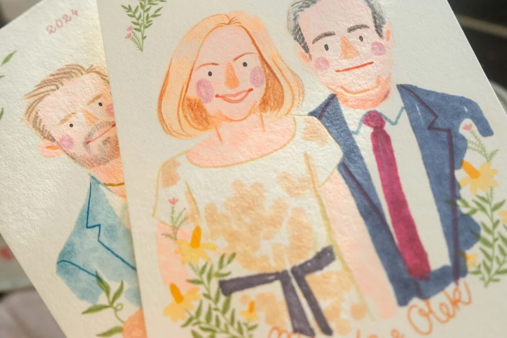 Zbliżenie na ilustrowane akwarelowe portrety pary i mężczyzny w kwiatowej oprawie, malowane na papierze