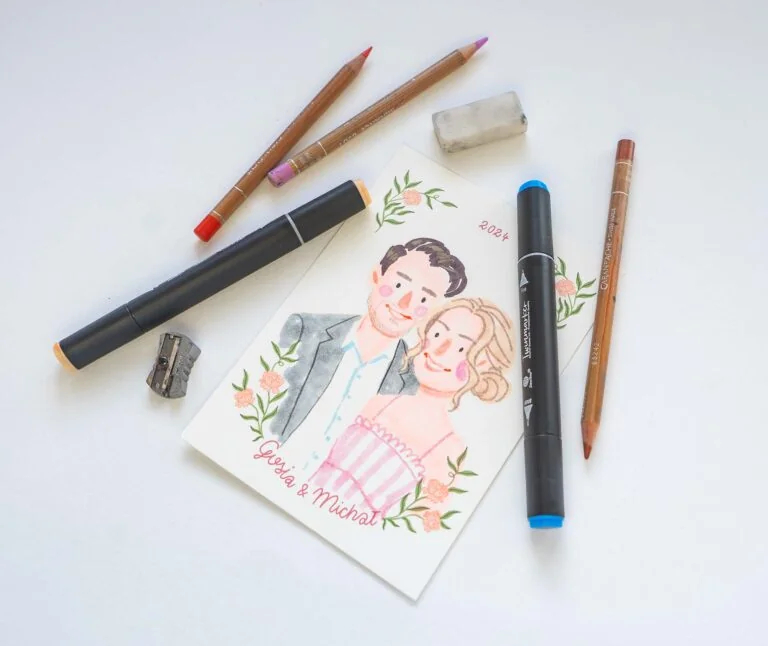 Ręcznie malowany ilustrowany portret pary z kwiatowym motywem, obok kredki, marker i temperówka