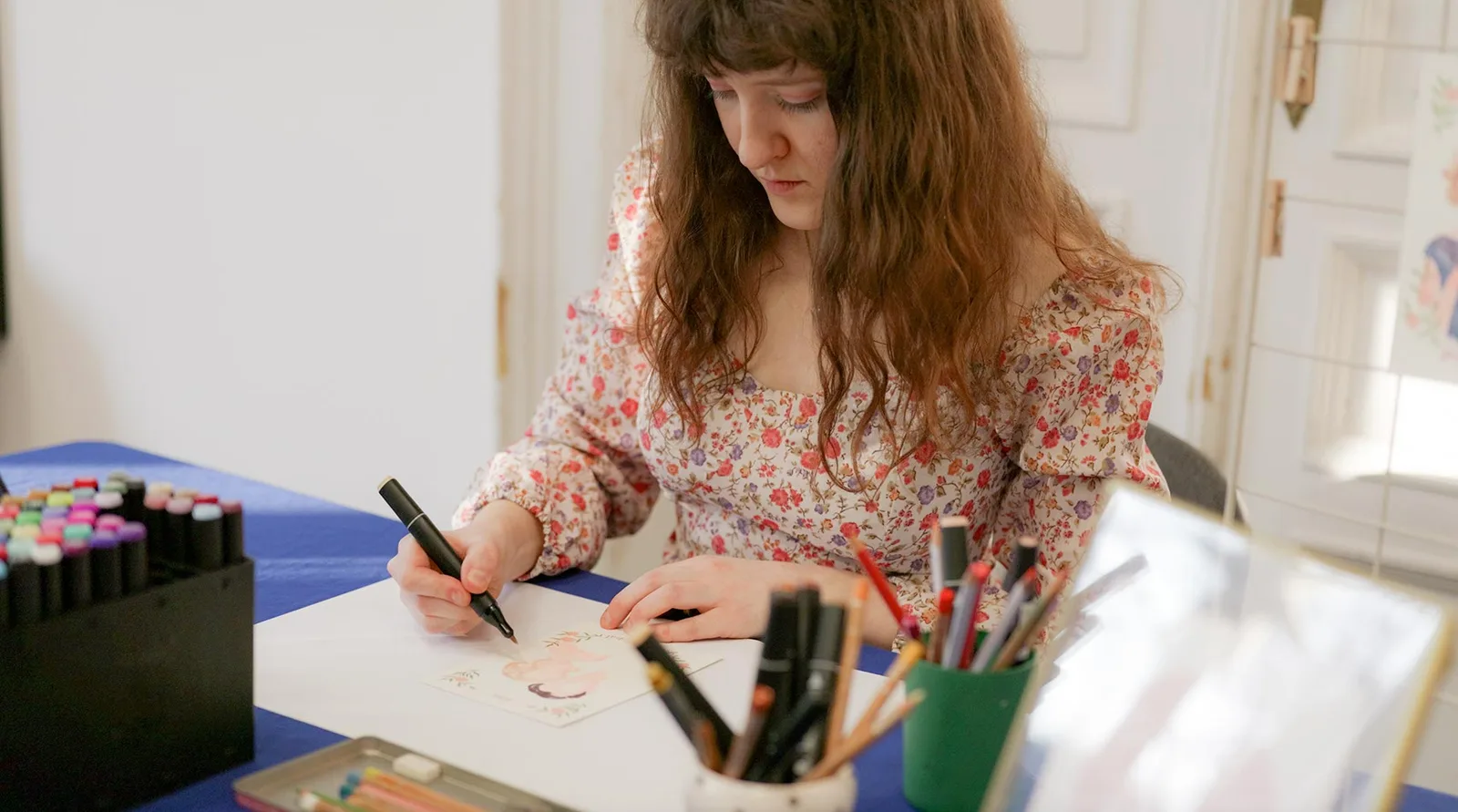 Anna Karwala maluje portret gościa na żywo podczas wesela - wedding live painting, pracownia Bujnowłosa