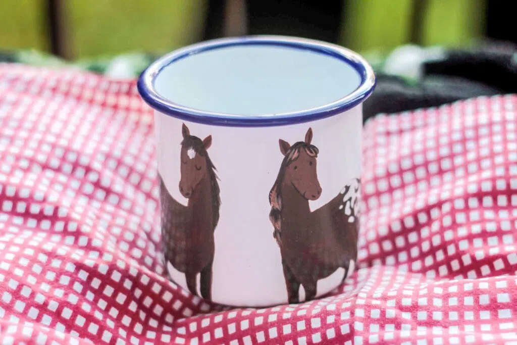 kubek przedstawiający portret dwóch koni